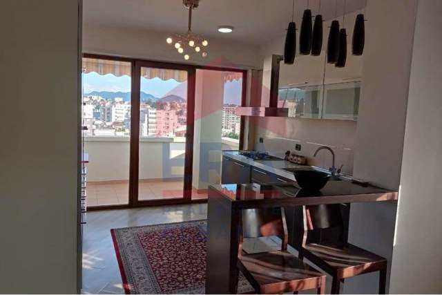 Tirane, jepet me qera apartament 2+1+BLK Kati 8, 122 m² 500 Euro (Blv. Bajram Curri)