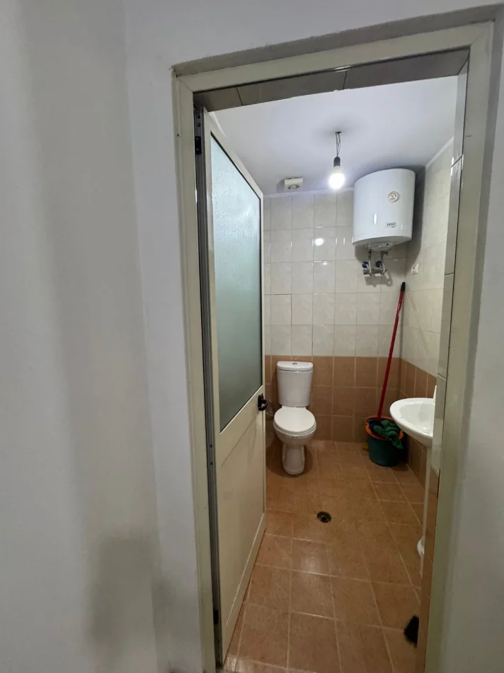 Tirane, jepet me qera dyqan Kati 0, 30 m² 350 € (Astir prane Wellit tek Ecomarket)