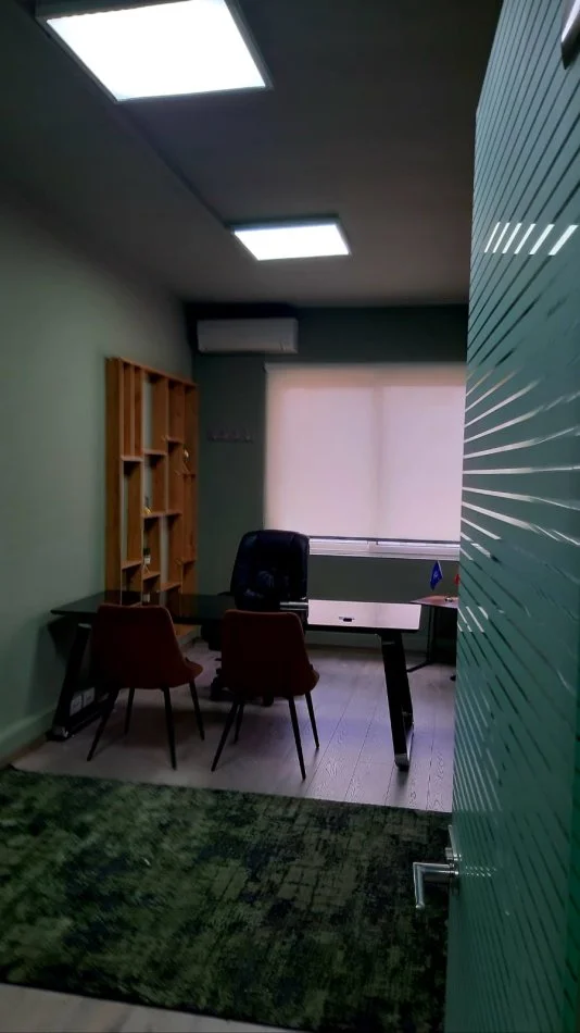 Tirane, jepet me qera ambjent biznesi , 290 m²