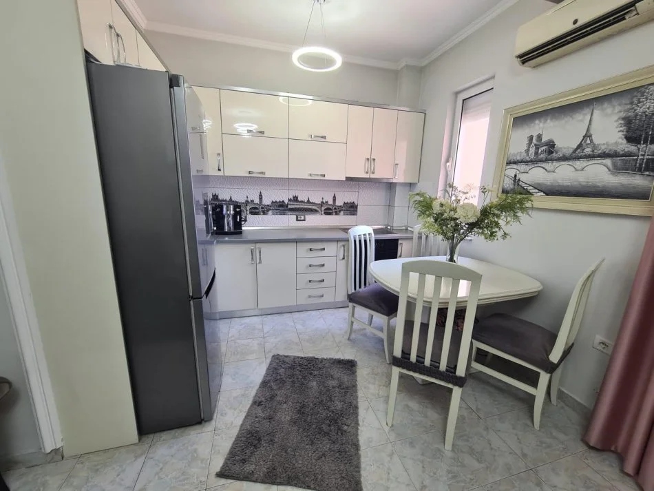 Tirane, jepet me qera apartament 1+1 Kati 5, 72 m² 550 mije leke  (Perball shkolles Andon Zako Cajupi)