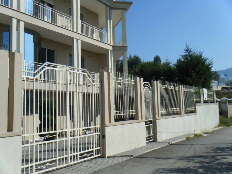 Tirane, jepet me qera Vile 3 Katshe , 548 m² (Porta e Gjelbër)