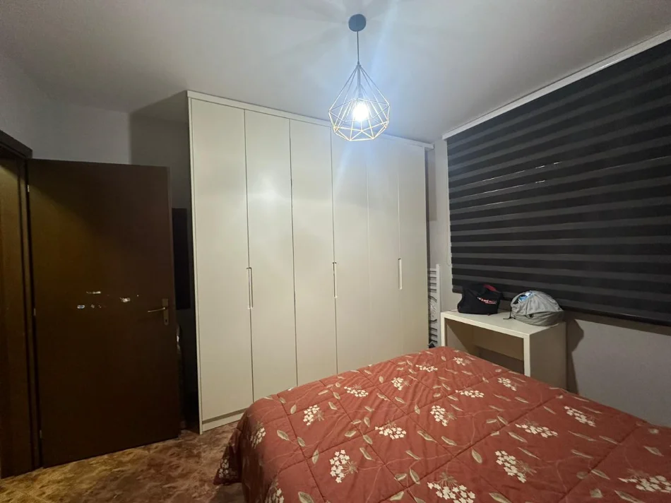 Tirane, jepet me qera apartament 2+1+Aneks+Ballkon Kati 2, 950 € (Rruga e Kavajes)