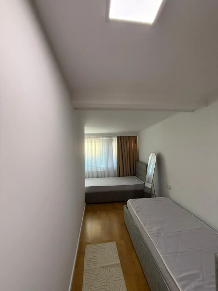 Tirane, jepet me qera apartament 2+1 Kati 1, 74 m² 1.000 € (Garda)