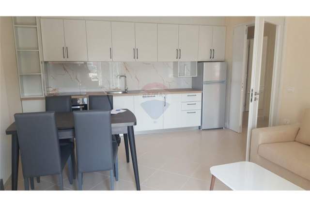 Tirane, jepet me qera apartament 2+1+BLK 105 m² 40.000 Leke (Golden Park)
