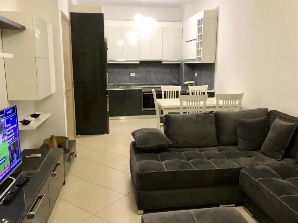 Tirane, jepet me qera apartament 1+1+Ballkon Kati 3, 70 m² 600 € (golden parku)