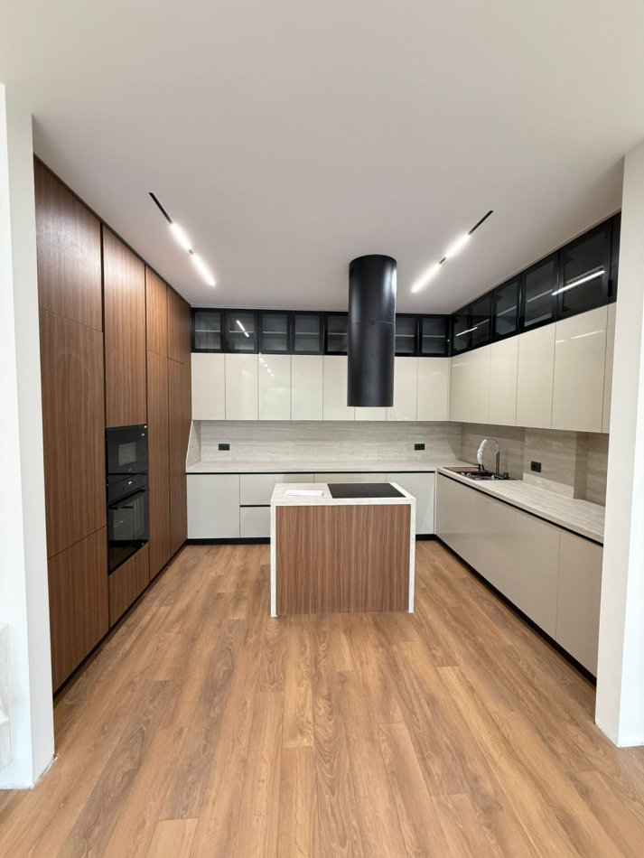 Tirane, jepet me qera Vile 4+1 Kati 1, 800 m² 4.000 € (liqeni i thate)