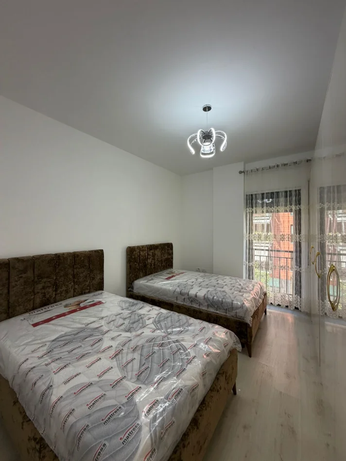 Tirane, jepet me qera apartament 2+1 Kati 2, 700 € (Green City)