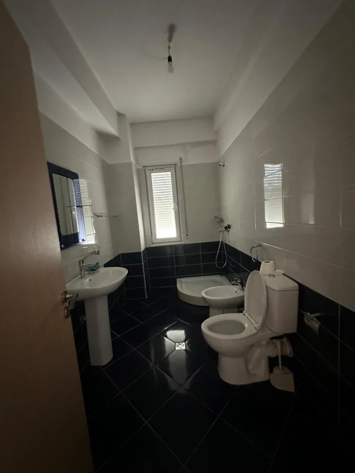 Tirane, jepet me qera apartament 3+1 Kati 2, 150 m² 700 € (Rruga Ullishtes)