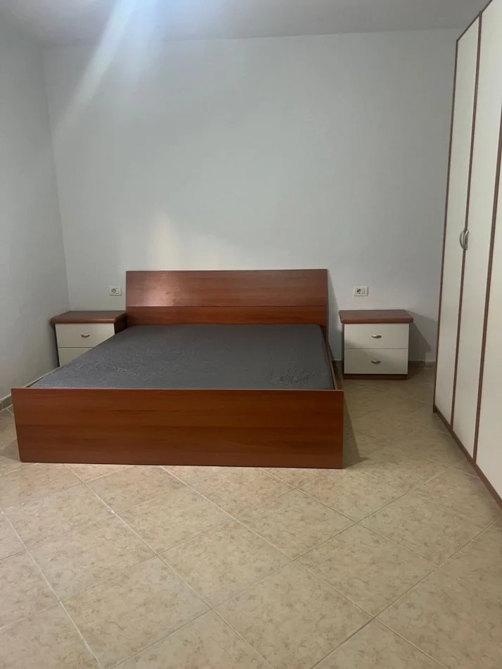 Tirane, jepet me qera shtepi 2+1 Kati 1, 80 m² 500 € 
