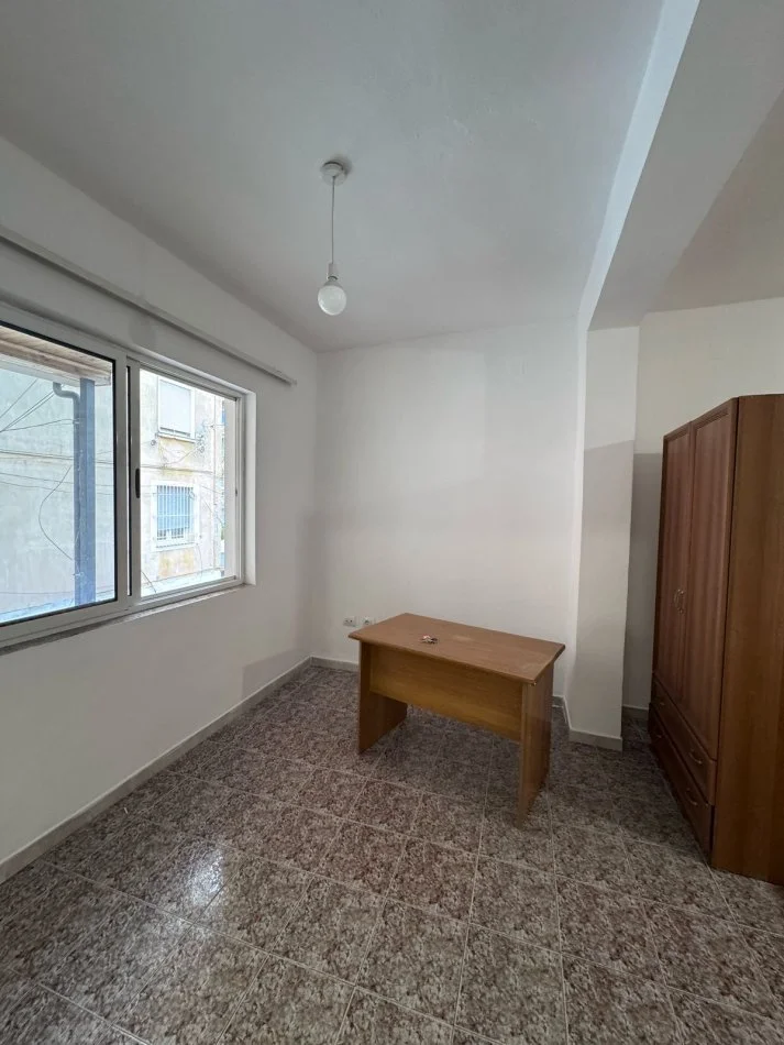 Tirane, jepet me qera ambjent biznesi Kati 2, 85 m² 700 € (Myslym Shyr)