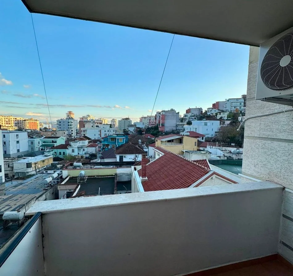 Durres, jepet me qera apartament 2+1+Ballkon Kati 5, 110 m² 350 € (Gjykata Durres)