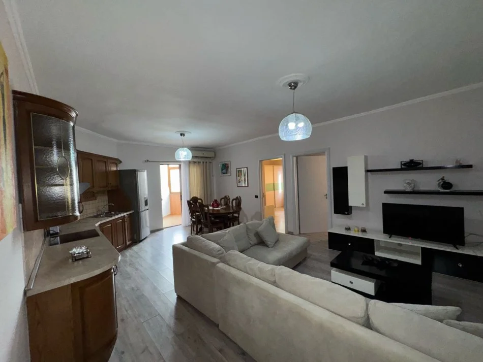 Tirane, jepet me qera apartament 2+1 Kati 5, 110 m² 600 € (Komuna e Parisit)