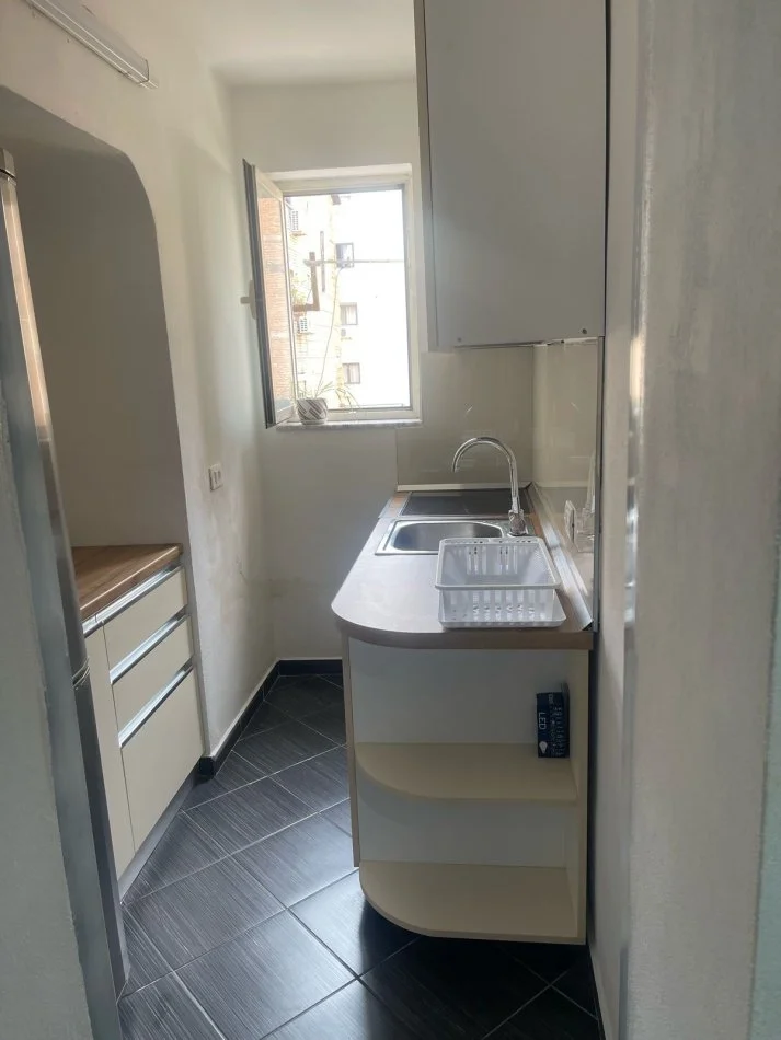 Tirane, jepet me qera 2+1 Kati 3, 80 m² 450.000 € (Mine Peza, prane Komisariatit nr.3)