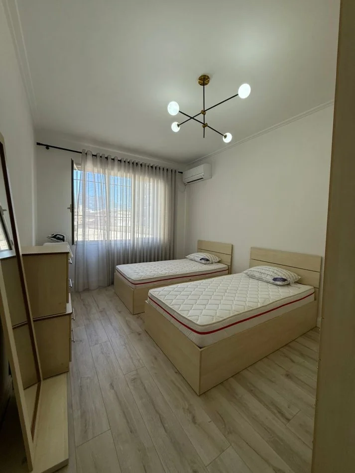 Tirane, jepet me qera apartament 2+1+Ballkon Kati 2, 750 € (Stacioni Trenit)
