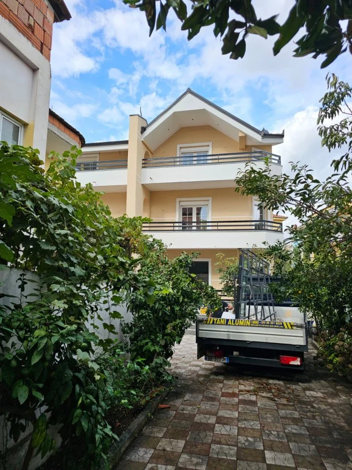Tirane, jepet me qera Vile , 450 m² 3200 € (3 Vellezerit Kondi prane Vilave Gjermane perball Sofres se Ariut)