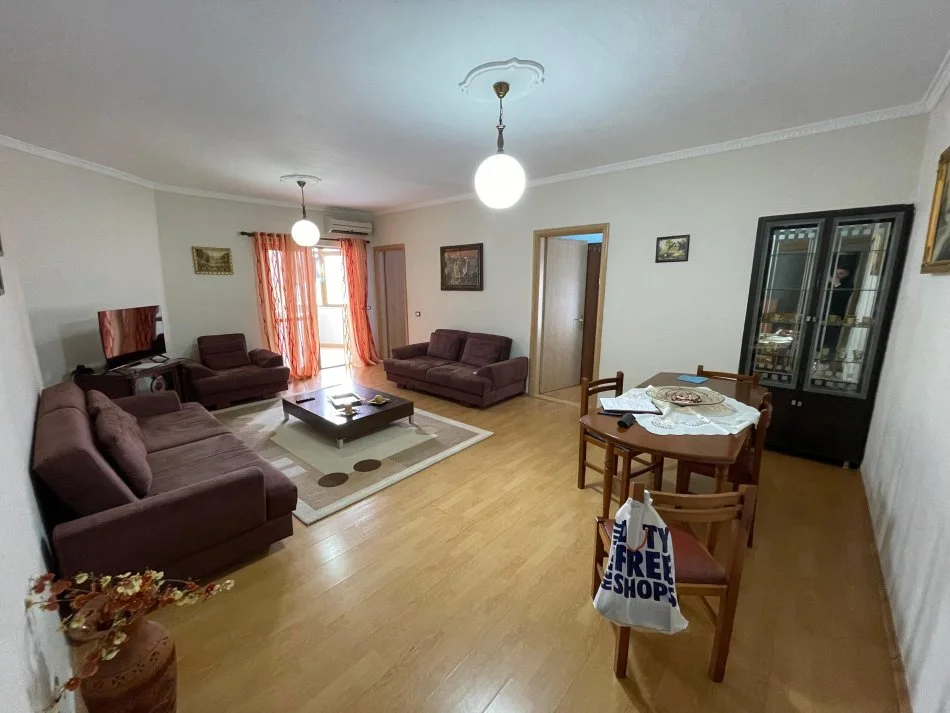 Tirane, jepet me qera apartament 2+1+Ballkon Kati 3, 84 m² 550 € (Komuna e Parisit)