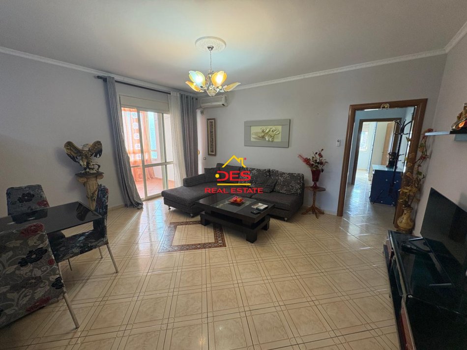 Vlore, jepet me qera apartament 2+1+Ballkon Kati 7, 110 m² 450 € (Rruga Zaho Koka)