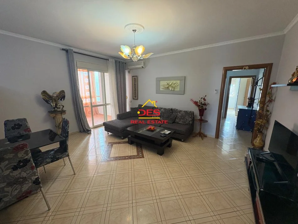 Vlore, jepet me qera apartament 2+1+Ballkon Kati 7, 110 m² 450 € (Rruga Zaho Koka)