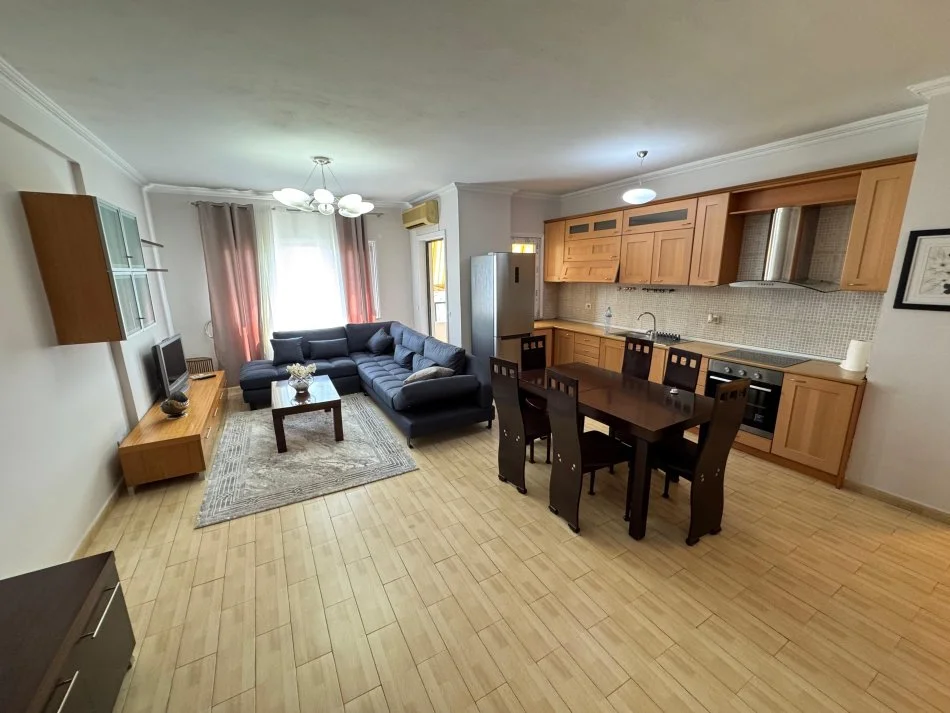 Tirane, jepet me qera apartament 2+1 Kati 8, 110 m² 800 € (Stacioni i trenit prane postes)