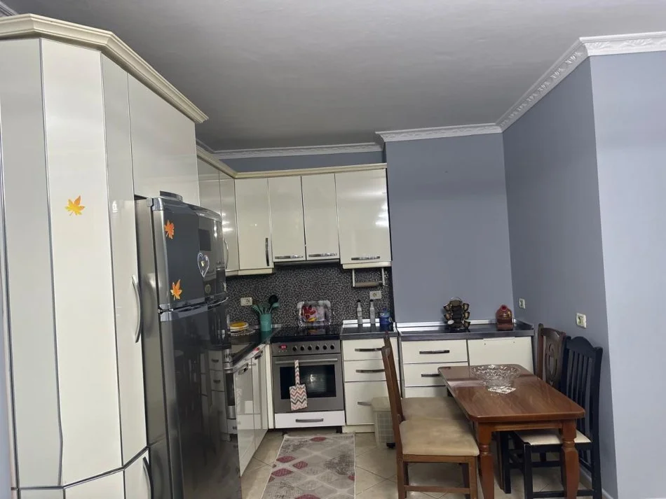 Tirane, jepet me qera apartament 1+1+Ballkon Kati 4, 80 m² 450 € (Apartament 1+1 Per Qera I Mobiluar Prane Bulevardit Te Ri)