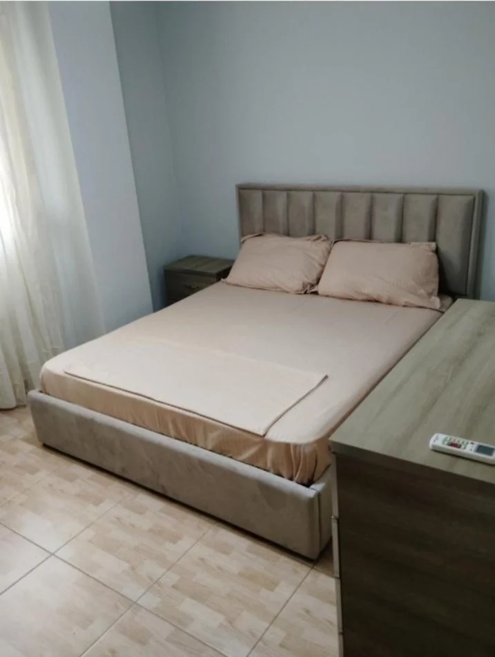 Vlore, jepet me qera apartament 1+1+Ballkon Kati 4, 350 € (Plazhi i Vjeter)