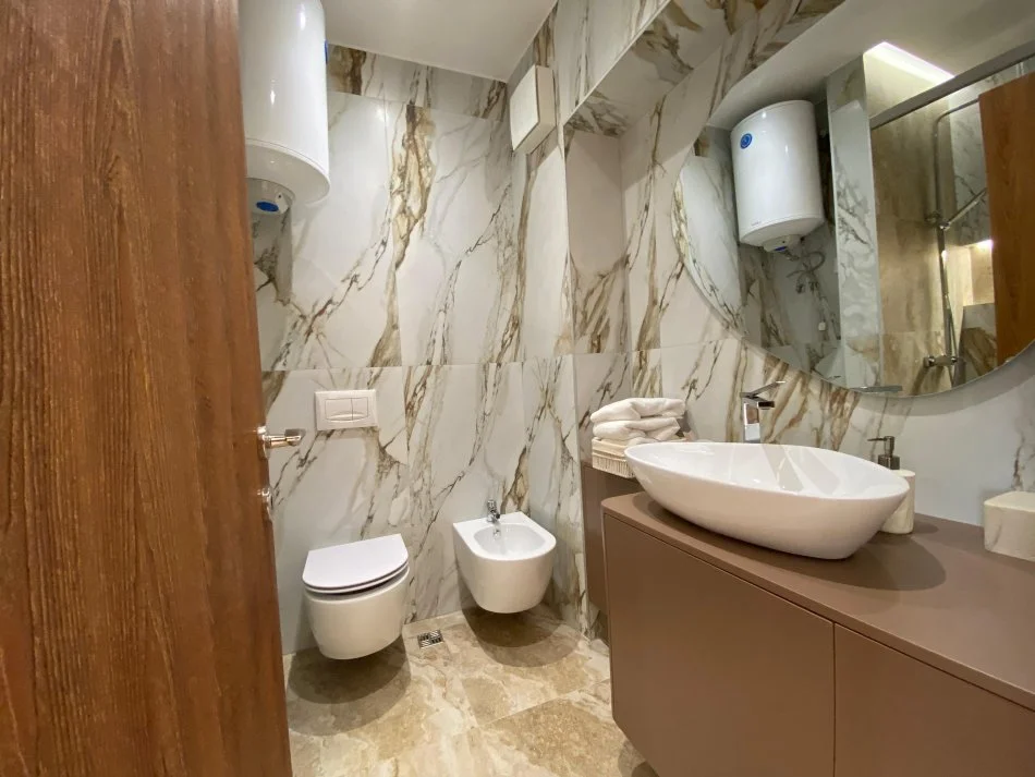 Tirane, jepet me qera apartament 2+1+Ballkon Kati 3, 1.500 € (Rruga e Kavajes, Kisha Katolike)