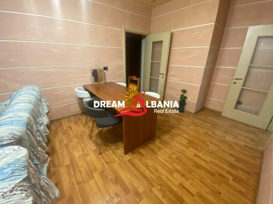 Tirane, jepet me qera apartament 3+1 Kati 11, 171 m² 800 € (ne zonen e Brrylit, prane “Maternitetit te Ri”)