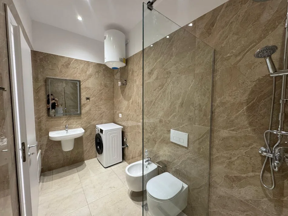 Tirane, jepet me qera apartament 2+1 Kati 4, 120 m² 1.100 € (Ish UET)