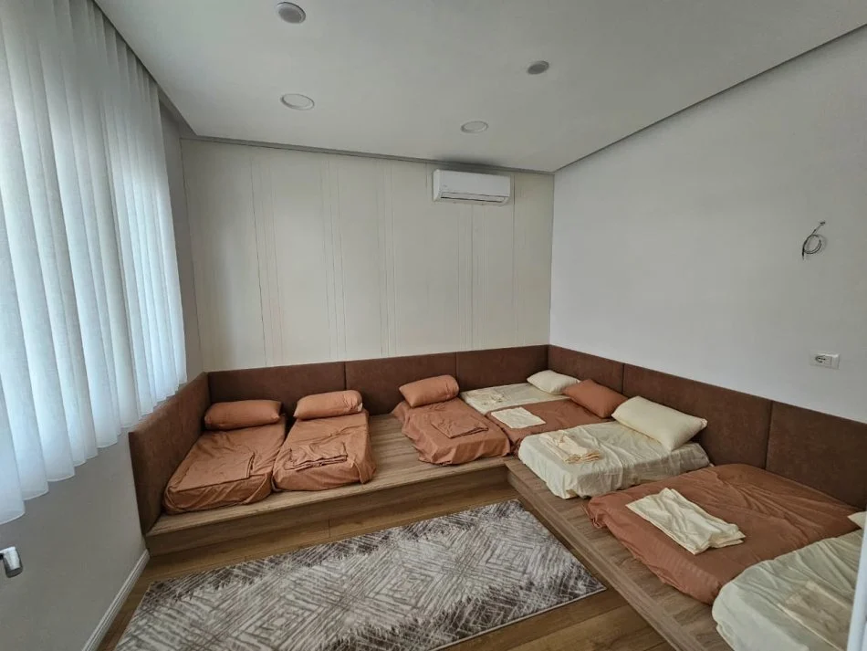 Tirane, jepet me qera ambjent biznesi Kati 0, 200 m² 2.500 € 