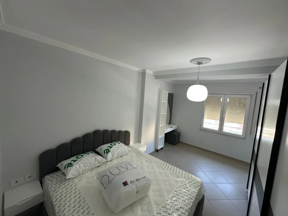 Tirane, jepet me qera apartament 2+1+2+ Parking , 1.000 € (Komuna Parisit)
