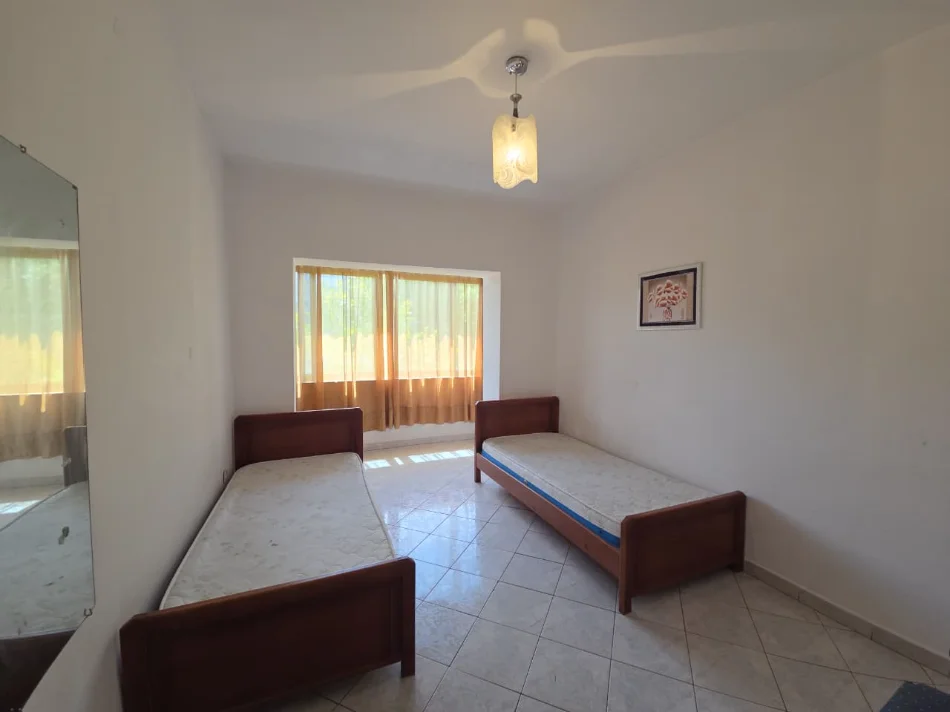 Tirane, jepet me qera apartament 1+1+Ballkon Kati 1, 65 m² 550 € (Ali Demi)