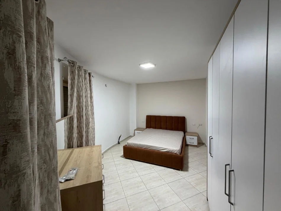Tirane, jepet me qera 2+1 Kati 7, 107 m² 700 € 