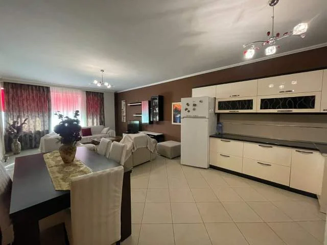 Tirane, jepet me qera apartament 2+1+BLK Kati 8, 90 m² 500 Euro (Rruga e Kavajes)