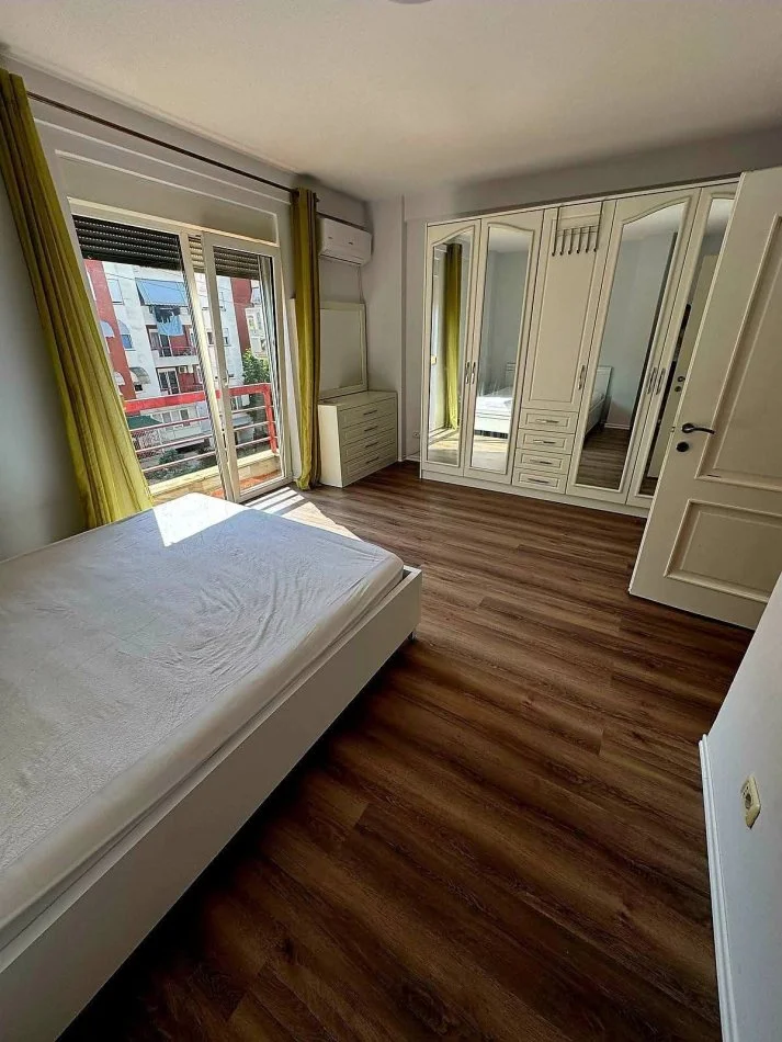 Tirane, jepet me qera apartament 2+1+Ballkon Kati 4, 100 m² 800 € (Liqenit Artificial Tirane)