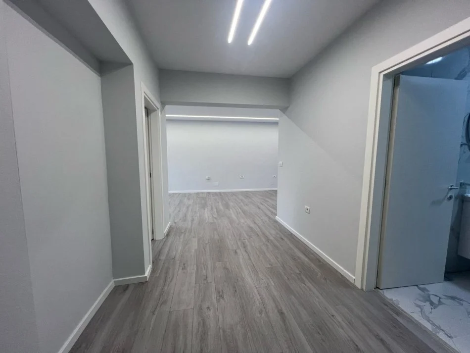 Tirane, jepet me qera ambjent biznesi Kati 1, 100 m² 700 € (Xhamllik)