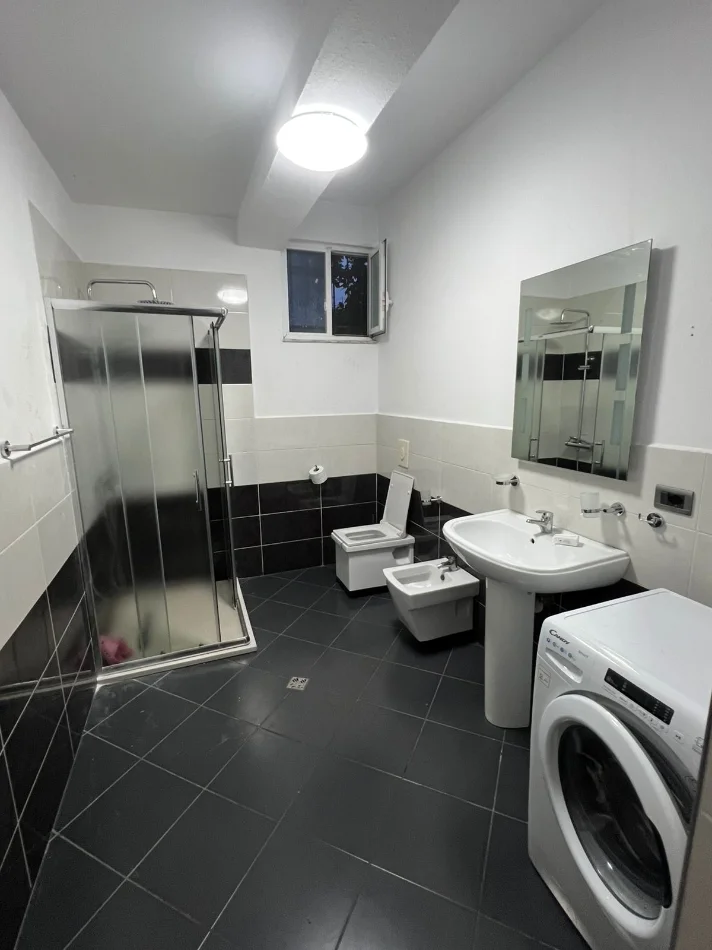 Tirane, jepet me qera apartament 1+1 Kati 1, 70 m² 400 € (Siri Kodra prane Hotel Meridian)