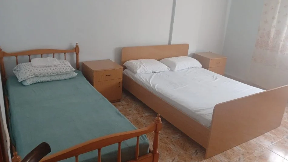 Tirane, jepet me qera apartament 1+1+Ballkon Kati 3, 74 m² 600 € (Rruga besim Imami)