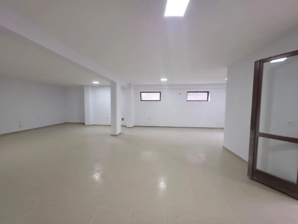 Tirane, jepet me qera ambjent biznesi Kati 0, 90 m² 900 € (Kopshti Botanik)