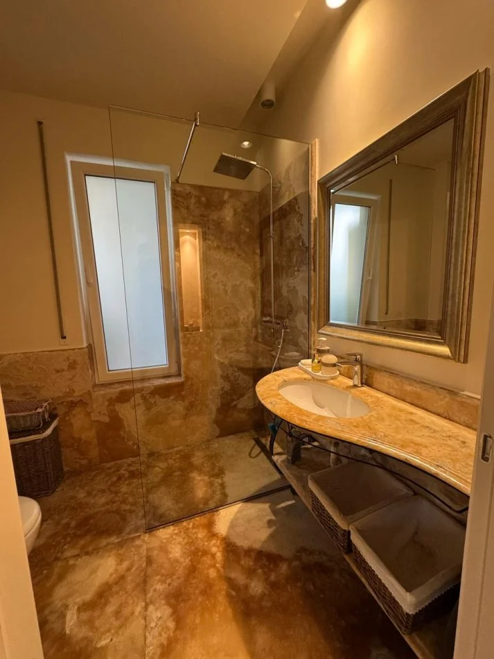 Tirane, jepet me qera apartament 2+1 Kati 9, 140 m² 1.000 € (komuna e parisit)