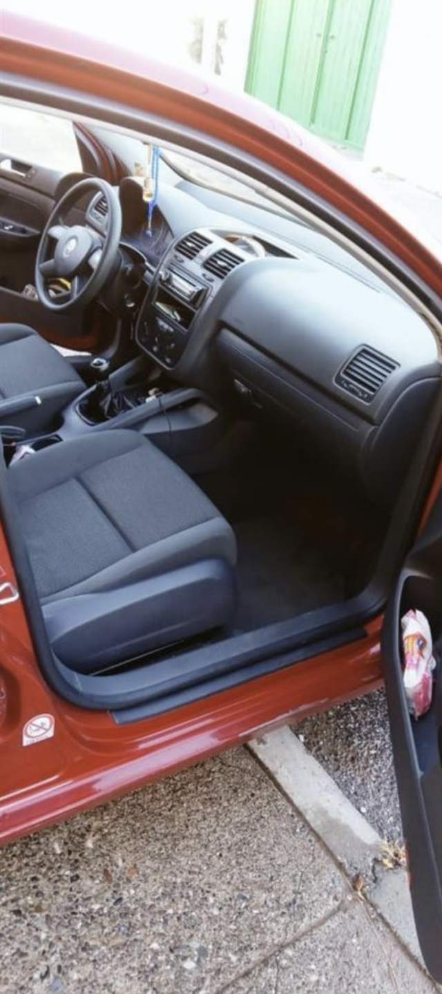 Tirane, shitet makine Volkswagen Golf 5 Viti 2005, 3.300 Euro