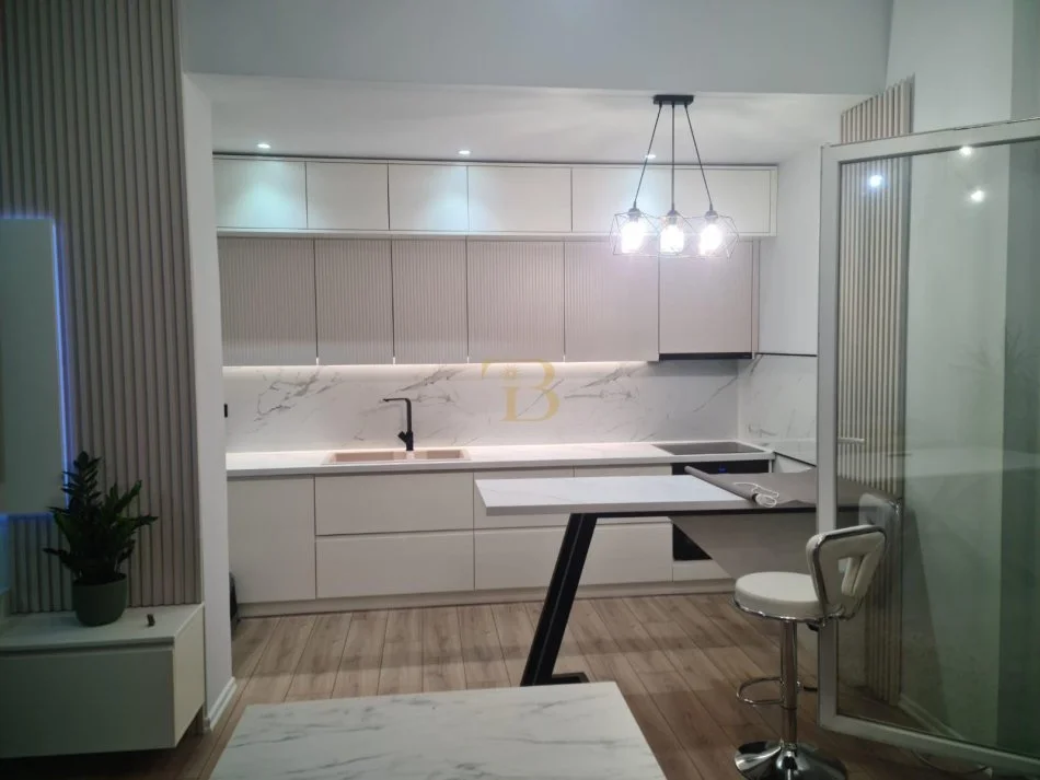 Tirane, jepet me qera apartament 3+1 Kati 7, 117 m² 550 € 