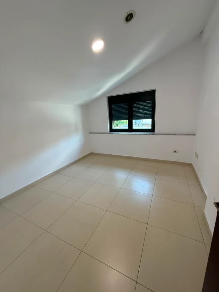 Tirane, jepet me qera ambjent biznesi Kati 2, 230 m² 1.500 € (Brryli)