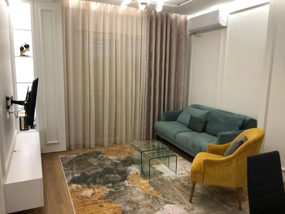 Tirane, jepet me qera apartament 1+1+Ballkon Kati 3, 60 m² 550 € (Ali demi)
