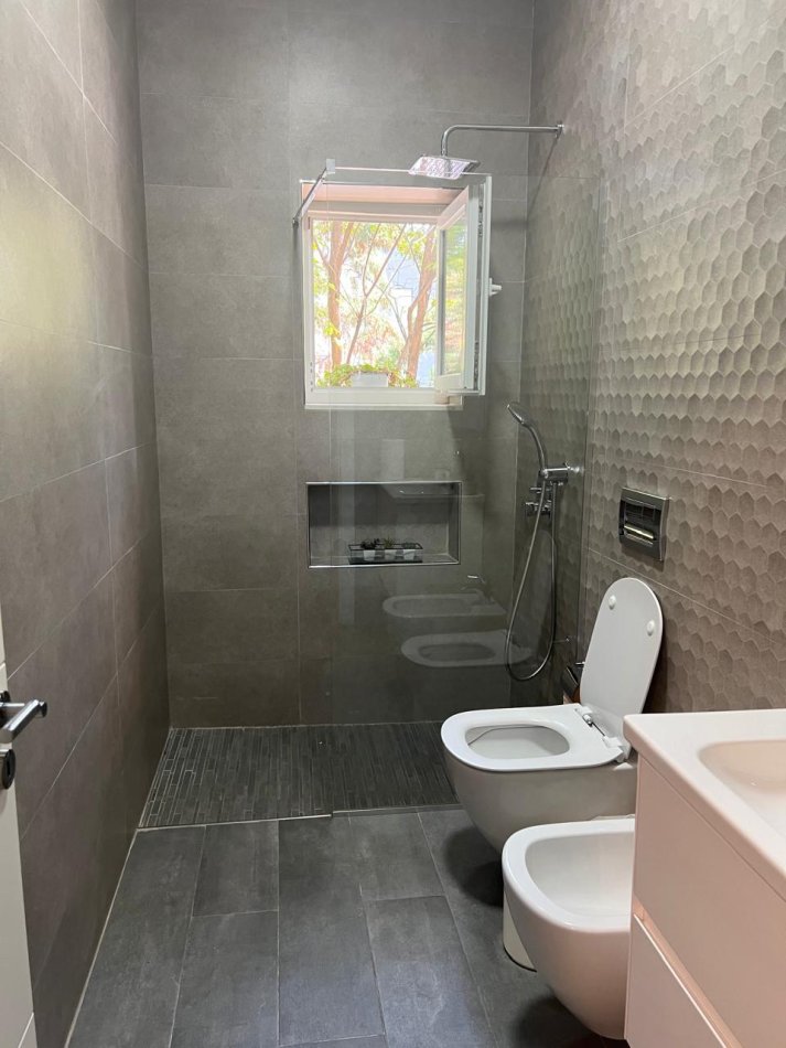 Tirane, jepet me qera ambjent biznesi Kati 2, 80 m² 800 € (Mihal Popi)