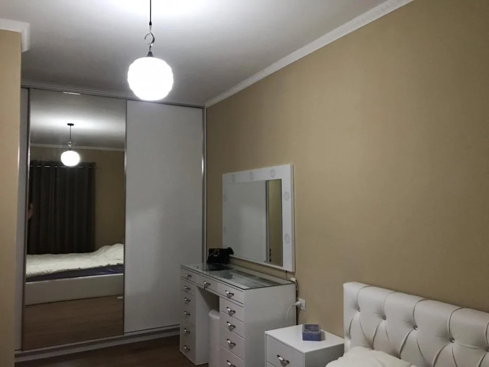 Tirane, jepet me qera apartament 2+1+Ballkon ,