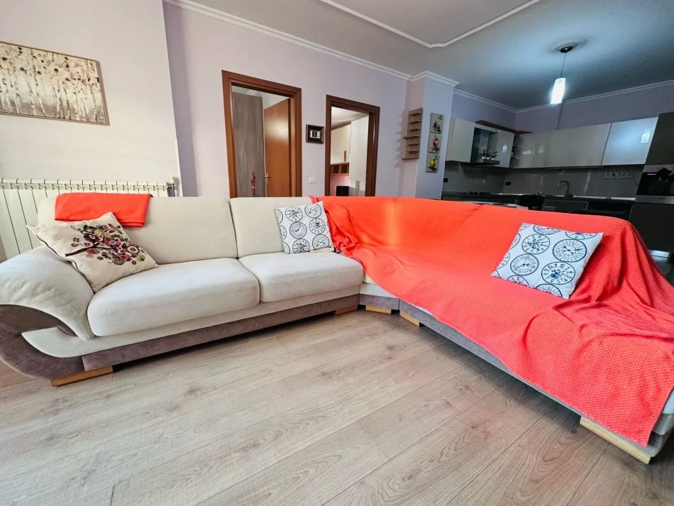 Tirane, jepet me qera apartament 2+1+Ballkon Kati 2, 110 m² 650 € 