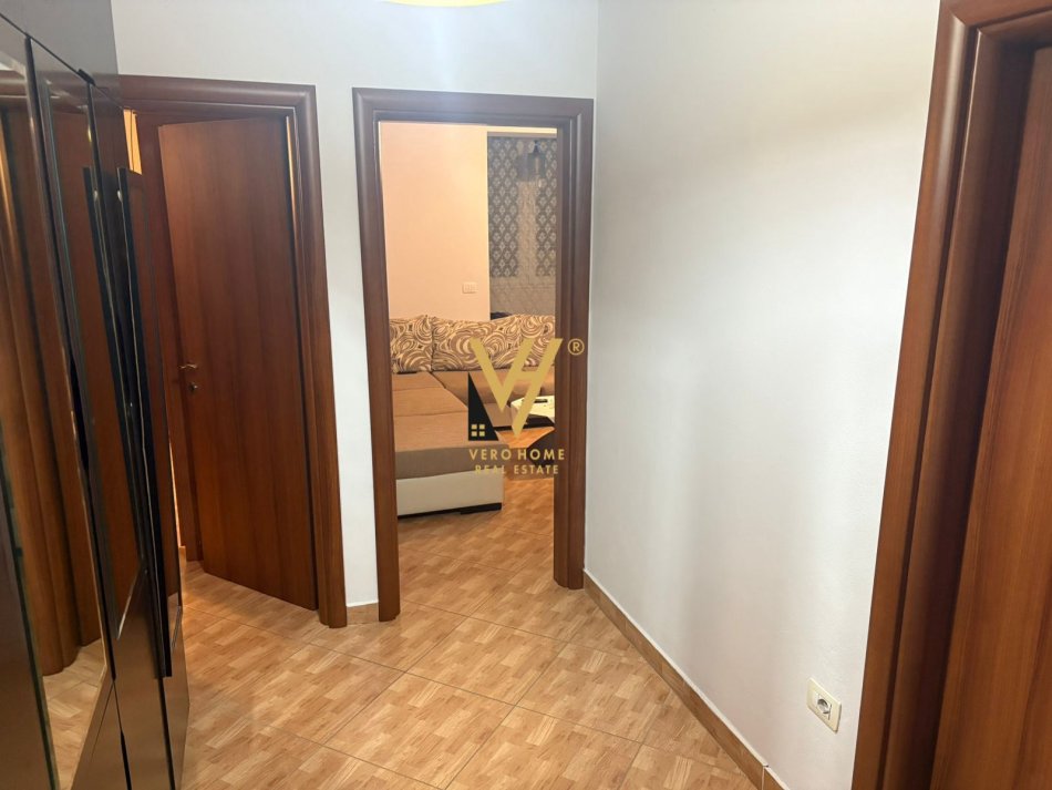 Tirane, jepet me qera apartament 1+1+Ballkon Kati 3, 60 m² 400 € (XHAMLLIK)