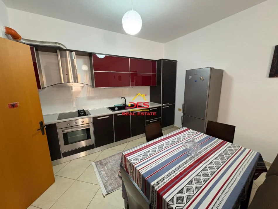 Vlore, jepet me qera apartament 1+1+Ballkon Kati 5, 70 m² 500 € (Rruga Murat Tërbaçi)