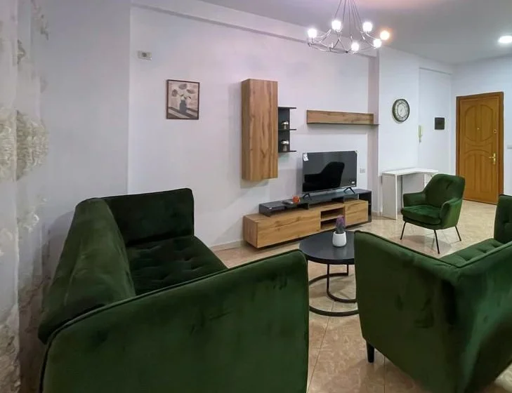 Tirane, jepet me qera apartament 2+1+Ballkon Kati 4, 102 m² 750 € (KOMUNA E PARISIT)