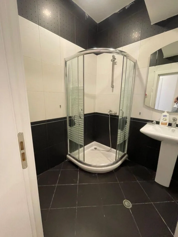 Tirane, jepet me qera apartament 2+1+Ballkon Kati 5, 125 m² 600 € (Irfan Tomini , Pallati Insig)